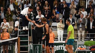  Zverev se torció el tobillo derecho y cayó sobre la arcilla, entre gritos de dolor, al intentar devolver un tiro de drive. Salió en silla de ruedas de la pista para ser atendido y volvió en muletas, con el pie inflamado, para decirle al juez de silla que