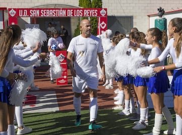 El exfutbolista y entrenador de fútbol, Paco Jémez, saltando al terreno de juego. 