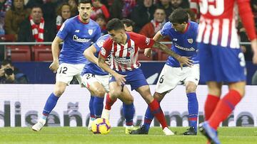 Correa regatea contra el Athletic.