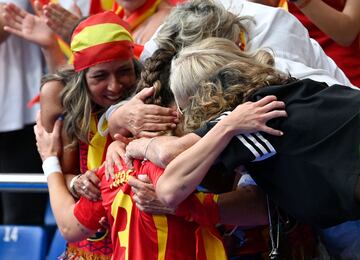 Spain's midfielder #03 Teresa Abelleira (C) celebrates with supporters after scoring a goal during the UEFA Women's Euro 2025 Qualifying football match between Spain and Belgium at the Riazor stadium in Coruna, northern Spain, on July 16, 2024. (Photo by MIGUEL RIOPA / AFP)