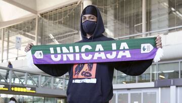 Malcom Thomas posa con la bufanda de Unicaja a su llegada a Málaga.