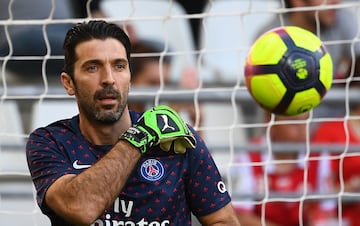 El guardameta italiano estuvo solamente una temporada en el conjunto parisino. Con 40 años, encajó 18 goles en 17 partidos disputados en la Ligue 1. Pero un error le llevó a la eliminación del PSG contra el Manchester United en el partido de vuelta de los octavos de final de la UEFA Champions League, perdiendo por 3-1. Al final de esa campaña, Buffon regresó a la Juventus, ya que se encontraba con su contrato por vencer, aunque decidió no continuar en Francia.