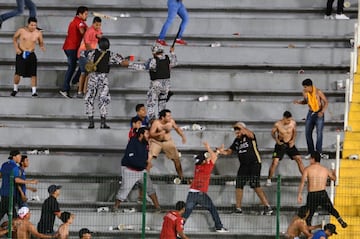 El 0-3 que los Tigres endosaron al Veracruz en el Pirata Fuente fue lo menos importante de la noche del viernes. Las porras de ambos equipos se enfrascaron en una brutal trifulca en las gradas del estadio en la que familias con niños y policías resultaron agredidos. La campal orilló a la intervención de André-Pierre Gignac y ‘El Tuca’ Ferretti, quienes confrontaron a la policía e intentaron calmar a los seguidores de su equipo. Sin embargo, el técnico felino fue a más y amenazó a la afición veracruzana. Por increíble que parezca, la policía no llevó a cabo una sola detención.