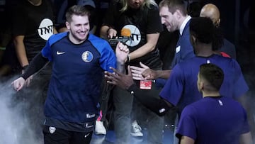 LWS109. Charlotte (United States), 15/02/2019.- World Team player Luka Doncic (L) of Slovenia is introduced before game against the US Team at the Rising Stars Challenge on All Star Weekend at the Spectrum Center in Charlotte, North Carolina, USA, 15 February 2019. (Baloncesto, Eslovenia, Estados Unidos) EFE/EPA/LARRY W. SMITH SHUTTERSTOCK OUT