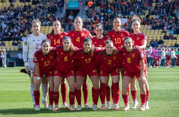 Arriba, de izquierda a derecha: Cata Coll, Laia Codina, Irene Paredes, Tere Abelleira, Jenni Hermoso, Esther González.
Abajo: Oihane Hernández, Aitana Bonmatí, Alba Redondo, Ona Batlle y Mariona Caldentey.