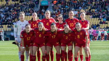 Arriba, de izquierda a derecha: Cata Coll, Laia Codina, Irene Paredes, Tere Abelleira, Jenni Hermoso, Esther González.
Abajo: Oihane Hernández, Aitana Bonmatí, Alba Redondo, Ona Batlle y Mariona Caldentey.