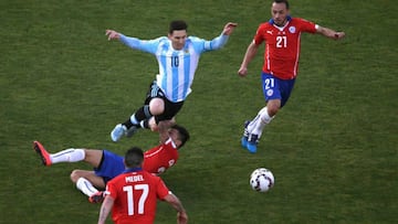 Leo Messi intenta superar a varios rivales de la selecci&oacute;n de Chile durante un partido de la Copa Am&eacute;rica.