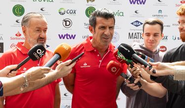 Luis Figo atendiendo a los medios de comunicación.