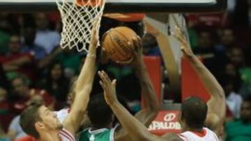 Chandler Parsons (25) y Terrence Jones (6) de los Houston Rockets defienden ante Jeff Green (8) de Boston.
