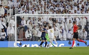 Modric puso el 3-1 tras un centro de Bale y una gran dejada de cabeza de  Benzema.