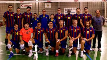 Fausto Altamirano entre sus compa&ntilde;eros en el equipo de voleibol del Barcelona.