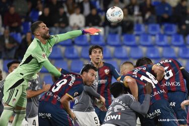 Dos paradas hizo Luca Zidane. Dos intervenciones que le valen para entrar en el once de la jornada. Nos quedamos con la última, probablemente la mejor parada de lo que va de Liga. Un palmeo en un remate a bocajarro de Enrich, que salvó la victoria del Granada en el minuto 47’.