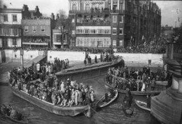 17 de Marzo de 1934, una multitud de espectadores se alinean en la barcaza y en el Puente de Hammersmith para ver la carrera anual.