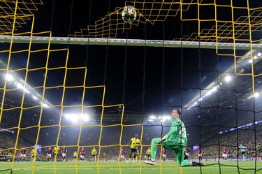 Momento en el que el balón toca la red de la portería tras el lanzamiento de penalti de Guirassy.