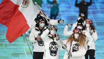 Mexico's flag bearer Donovan Carrillo (L) and Mexico's flag bearer Sarah Schleper