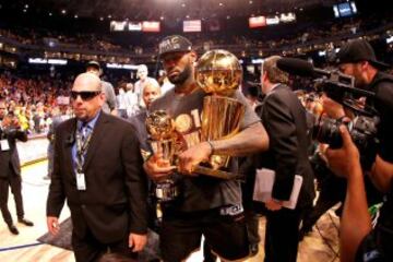 Lebron con el título de campeón de la NBA y con el de MVP de las Finales.