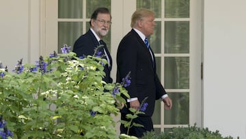 GRA470. WASHINGTON, DC (ESTADOS UNIDOS), 26/09/2017.- El presidente de Estados Unidos, Donald Trump (d), y el presidente del Gobierno español, Mariano Rajoy (i), caminan hacia el Rose Garden de la Casa Blanca para ofrecer una rueda de prensa conjunta tras la reunión que han mantenido hoy, martes 26 de septiembre de 2017, en Washington, DC (EE.UU.). EFE/MICHAEL REYNOLDS