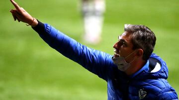 Futbol, Union La Calera vs Velez Sarsfield.
Copa Libertadores 2021.
El entrenador de Velez Sarsfield Mauricio Pellegrino es fotografiado durante el partido del grupo G de la Copa Libertadores contra Union La Calera disputado en el estadio Nicolas Chahuan de La Calera, Chile.
04/05/2021
Andres Pina/Photosport
Football, Union La Calera vs Velez Sarsfield.
2021 Copa Libertadores Championship.
Velez Sarsfield's coach Mauricio Pellegrino is pictured during the group G match of the Copa Libertadores Championship against Union La Calera held at the Nicolas Chahuan stadium in La Calera, Chile.
04/05/2021
Andres Pina/Photosport