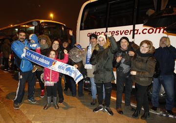 Ni la lluvia ni el frío espantaron las ilusiones de los más de 2000 seguidores del Fuenlabrada que se trasladaron en autobús hasta el Estadio Santiago Bernabéu