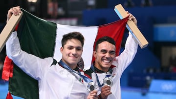 Silver medallists Mexico's Juan Manuel Celaya Hernandez and Osmar Olvera Ibarra pose with their medals following the men's synchronised 3m springboard diving final at the Paris 2024 Olympic Games at the Aquatics Centre in Saint-Denis, north of Paris, on August 2, 2024. (Photo by SEBASTIEN BOZON / AFP)