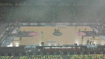 El pabellón de Miribilla cubierto por el humo negro.