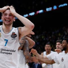 Luka Doncic dona la camiseta de la final al Museo de Petrovic