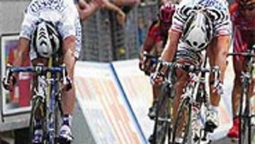 <B>REPÓQUER</B>. Mario Cipollini (derecha) tuvo que apurar para batir a Petacchi y sumar su quinta victoria.