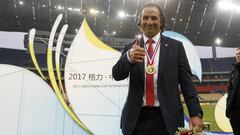 Juan Antonio Pizzi voló a Europa para reunirse con seleccionados