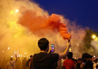 Los seguidores del PSG se congregaron en masa en el centro de París tras la victoria por 5-0 ante el Inter. Las celebraciones incluyeron fuegos, bengalas y banderas.