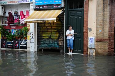 Calles anegadas de agua tras las lluvias torrenciales en la jornada de hoy en Sevilla.