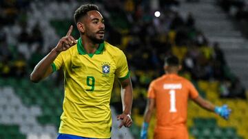 Matheus Cunha celebra un gol con la selección brasileña.