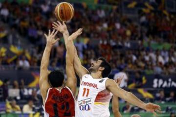 El base de la selección de España Ricky Rubio lucha el balón con el alero de la selección de Egipto Youssef Abousousha.