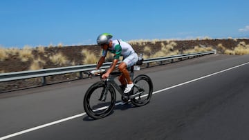 Lionel Sanders rueda en bicicleta durante los Muandiales de Ironman de 2017.