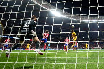 Robert Lewnadowski, desde el lateral derecho y tras recibir de Jules Koundé, saca un gran centro para que el centrocampista onubense, llegando desde atrás, remate de cabeza y supere a Jan Oblak.