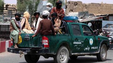 Kandahar (Afghanistan), 19/08/2021.- Taliban patrol as nation celebrate the 102nd Independence Day in Kandahar, Afghanistan, 19 August 2021. Afghanistan is celebrating the 102nd anniversary of its independence from British rule on 18 August. (Afganist&aac