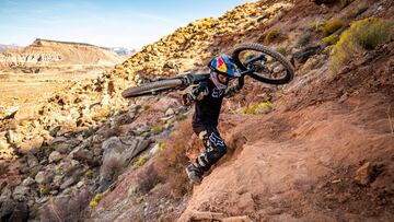 Andreu Lacondeguy subiendo la monta&ntilde;a con al bici a cuestas para realizar una bajada en el Red Bull Rampage 2019.