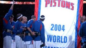 <B>CAMPEONES. </B>Los jugadores de los Pistons recibieron antes del partido sus anillos como campeones 2003-2004.