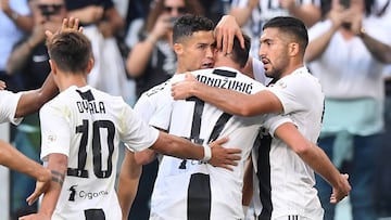 Soccer Football - Serie A - Juventus v Napoli - Allianz Stadium, Turin, Italy - September 29, 2018  Juventus&#039; Mario Mandzukic celebrates scoring their first goal with teammates  REUTERS/Alberto Lingria