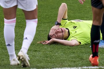 La árbitra Sara Fernández Ceferino, en la imagen tendida sobre el césped, recibió un balonazo en los últimos minutos del duelo de la Primera Iberdrola entre el Real Madrid y el Athletic (1-0) en Valdebebas. La árbitra asturiana se retiró conmocionada del terreno de juego y fue sustitudia por la cuarta colegiada Sandra González López-Rey.