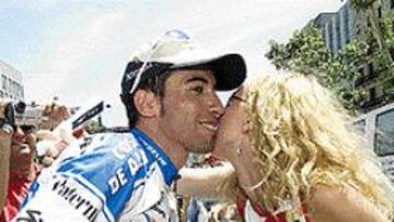 <b>CAMPEÓN.</B> Pecharromán recibió la felicitación de su novia Fátima.