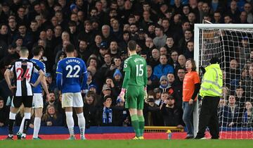 Ocurrió en el minuto 50 del Everton-Newcaslte. Un espectador, con una camiseta en la que se leía 'Just stop oil' se ha atado con una brida al poste. El partido estuvo parado durante siete minutos hasta que la seguridad del estadio del Everton consiguió romper la brida.