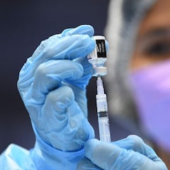 La vacuna de Pfizer protegería parcialmente contra Ómicron, según un estudio de Bloomberg
