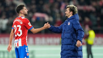 GIRONA, 03/01/2024.- Los jugadores del Girona, Iván Martín (i) y del Atlético de Madrid, el francés Antoine Griezmann, se saludan a la finalización del encuentro correspondiente a la jornada 19 de LaLiga EA Sports que Girona y Atlético de Madrid han disputado hoy miércoles en el estadio Montilivi, en Girona. EFE / Siu Wu.
