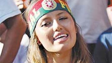 <b>Sonrisa helada</b>. Portugal se quedó sin Eurocopa. Grecia, otra vez Grecia, volvió a derrotar a los de Scolari haciendo trizas el sueño de todo un país que se las prometía muy felices, pero que acabó con la sonrisa helada. La afi cionada de la imagen también. Una lástima, pero así es el fútbol.