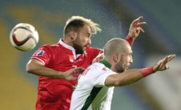 Bulgaria - Malta. Andrej Galabinov lucha un balón con Andre Agius.