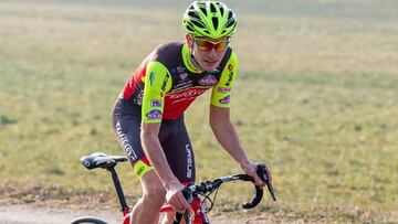 Julen Amézqueta rueda con el maillot del Wilier-Triestina.