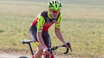 Julen Am&eacute;zqueta rueda con el maillot del Wilier-Triestina.