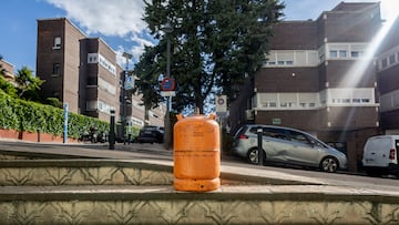 Una bombona de butano, a 20 de mayo de 2025, en Madrid (España). El precio máximo de venta al público de la bombona de butano se encarece un 1,87% hasta los 18 euros, encadenando su quinto incremento, después de que en septiembre del año pasado retomara las alzas, y alcanzará así su nivel máximo desde principios de noviembre de 2022, según una resolución publicada en el Boletín Oficial del Estado (BOE).
20 MAYO 2025
Ricardo Rubio / Europa Press
20/05/2025