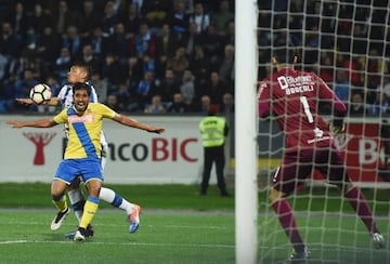 Porto's Brazilian forward Francisco Soares (back) vies with Arouca's Spanish defender Borja Lopez.