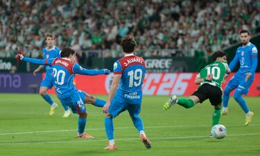 1-0. Amrabat no despeja bien un saque largo de banda, dispara Koke, rebota en Bartra, Bellerín intenta sacar la pelota del área y repele en Koke. El balón realiza una parábola que le cae a Giuliano en el balcón del área para empalmar de volea al palo izquierdo de Pau López y anotar el primero.